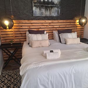 Exquisite Private Luxury Suite With King Bed At Bokmakierie Villas